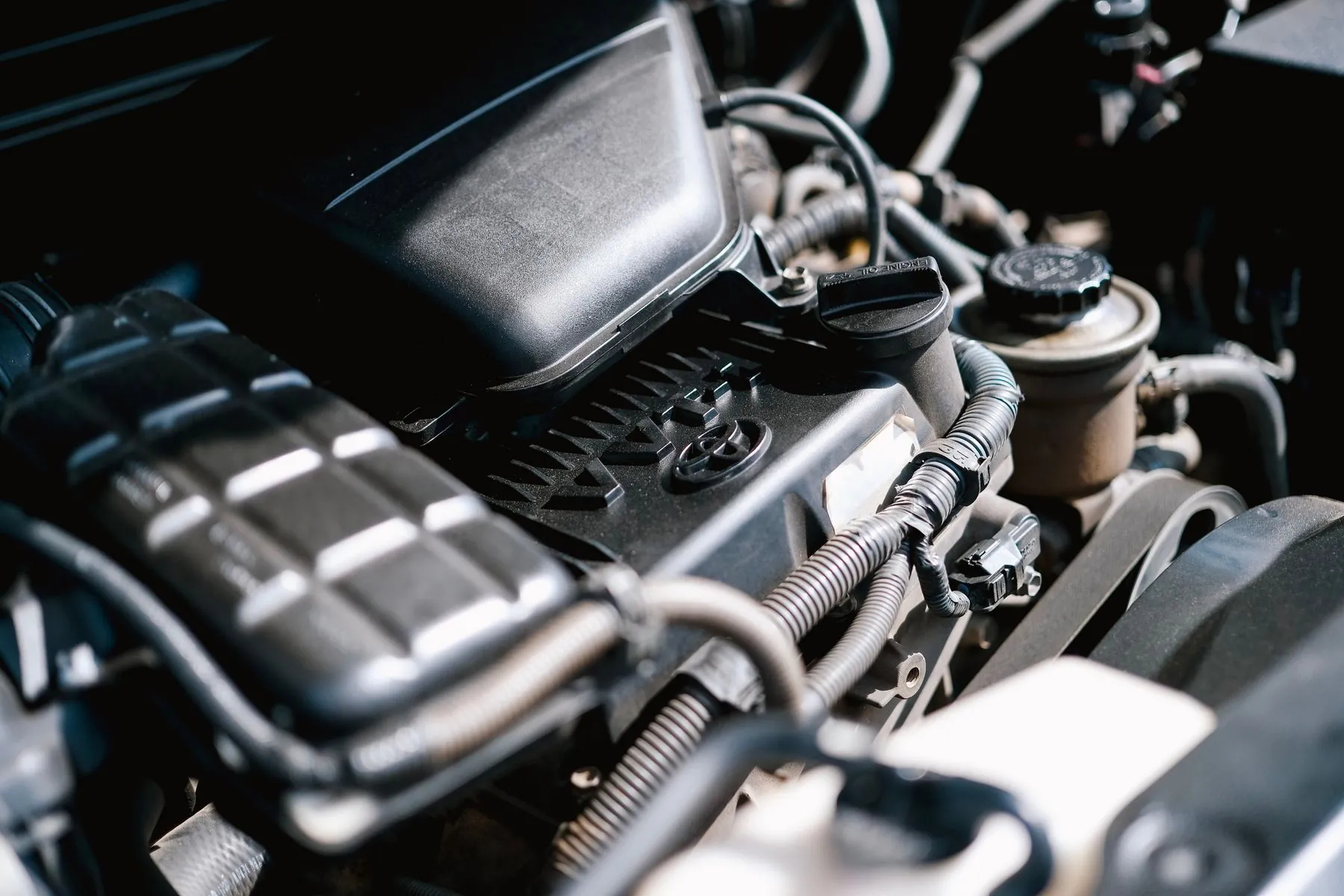 Oto elektrik atölyesi — motor bölmesi ve elektrik sistemleri